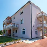 Lovely Apartment In Pula With Wifi